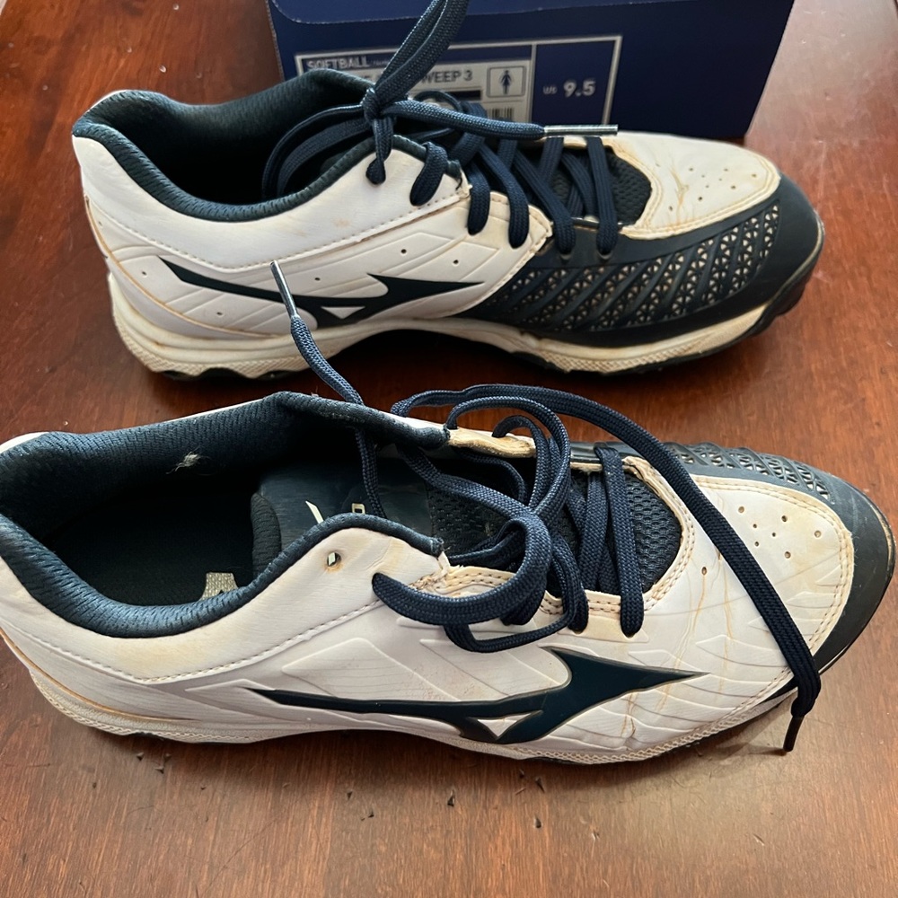 Mizuno women’s 9-spike softball cleats, pre-owned, size 9.5